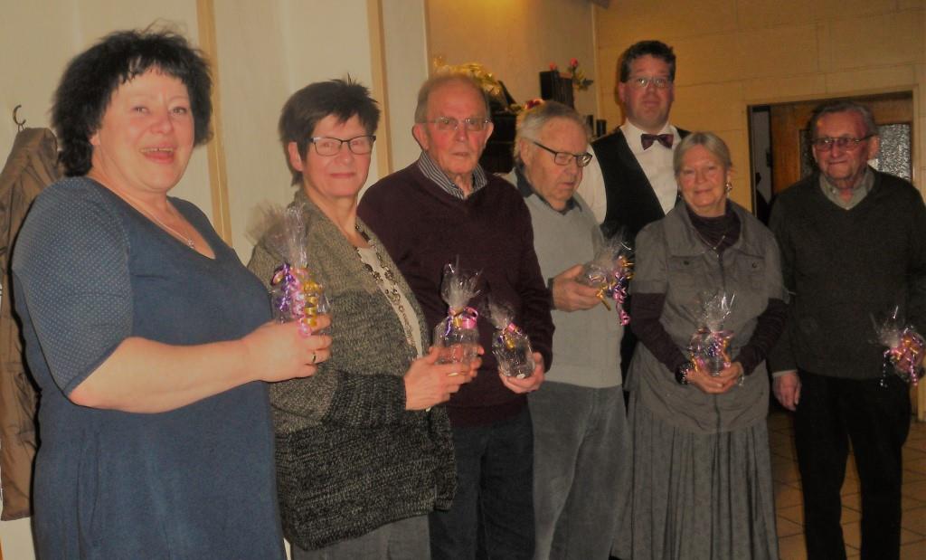 Katharina Hoyer, Jutta Markgräfe, Horst Reinhardt, Alfred Engel, Anita Friedhoff, Rudi Rückemann, werden für ihre hohe Singbeteiligung geehrt, Vorsitzender Christian Appun (hinten) Foto: F. Appun